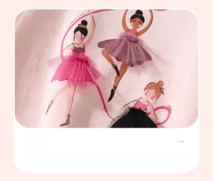 Detail eines rosa Mädchen-Hoodies mit 3D-Tüll-Balletttänzer-Applikation und Prints