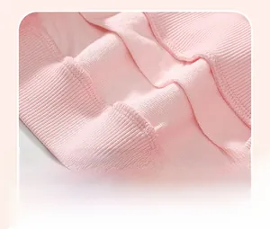 Detailansicht des rosa gerippten Baumwollsaums am Sweatshirt mit elastischer Textur