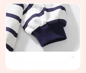 Détail des poignets rayés bleu et blanc avec un design en maille côtelée souple