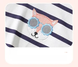 Détail d'un sweat à rayures bleues pour enfant avec applique chat et broderie florale