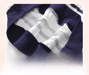 Vue détaillée de l'ourlet en maille de coton rayé avec design côtelé et couture