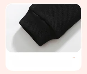 Détail des poignets en maille côtelée élastique sur pantalon noir pour enfant