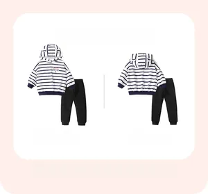 Détails avant et arrière du sweat à capuche rayé et du pantalon noir pour enfants