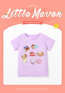 Détail d'un t-shirt en coton lavande avec imprimés de desserts de dessins animés colorés