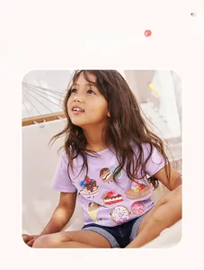 Fillette en t-shirt en coton lilas clair avec des imprimés de desserts de dessin animé