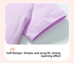 Détail de la manche du T-shirt en coton violet avec couture à double aiguille renforcée