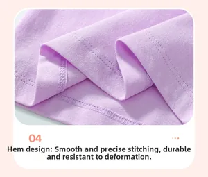 Détail de l'ourlet du t-shirt lilas avec double couture à plat durable et de qualité