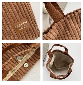 Detalle de bolso tote de pana marrón con cierre magnético y etiqueta decorativa