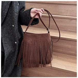 Vue détaillée du sac bandoulière en daim marron avec franges et sangle réglable