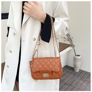 Stepptasche in Karamellbraun mit goldener Kette und dekorativem Metallkugel-Anhänger