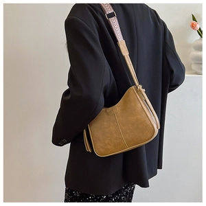 Sac seau vintage en cuir marron avec large bandoulière géométrique et boucles dorées
