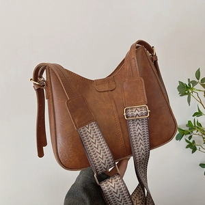 Sac seau vintage marron en cuir PU avec bandoulière tissée ethnique et détails dorés