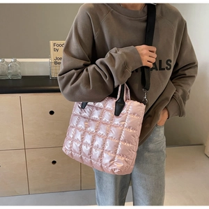 Detail der rosa gesteppten Puffer-Tasche als Umhängetasche mit verstellbarem Gurt