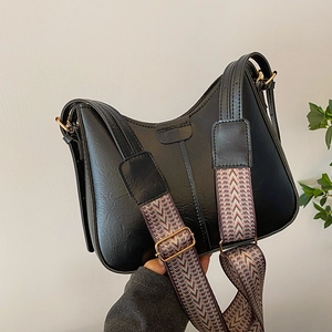 Sac hobo noir en cuir avec bandoulière large tissée aux motifs géométriques ethniques