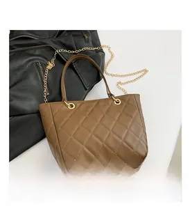 Vue détaillée du sac cabas matelassé marron avec surpiqûres et chaîne dorée