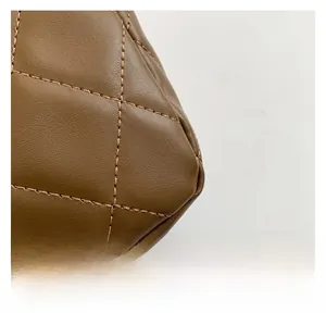 Détail du sac cabas vintage marron foncé en similicuir matelassé avec motif en losanges