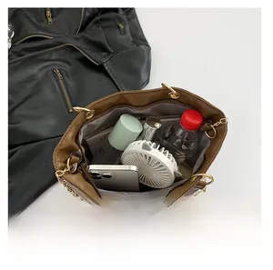 Vue macro du sac cabas matelassé marron montrant une grande capacité pour le quotidien