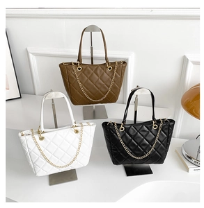 Trois grands sacs cabas matelassés en marron, blanc et noir avec chaînes dorées