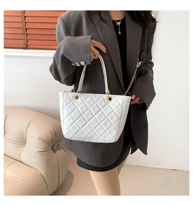 Mannequin portant un grand sac cabas blanc matelassé avec chaîne dorée et poignées