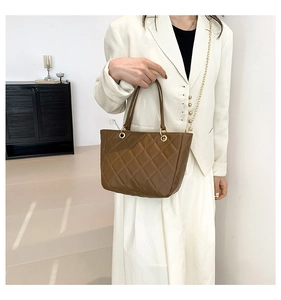 Vue détaillée du sac à main matelassé marron avec chaîne et doubles poignées