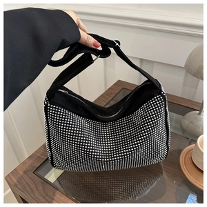 Detail einer Vintage Hobo-Tasche mit Glitzersteinen und verstellbarem Schultergurt