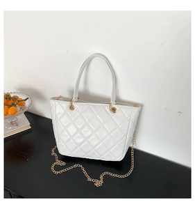 Vue détaillée d'un sac cabas blanc matelassé avec surpiqûres et chaîne dorée chic