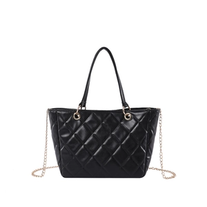 Grand sac cabas noir matelassé avec surpiqûres losanges et bandoulière chaîne dorée