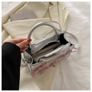Vue de dessus de l'intérieur du sac argenté montrant l'espace pour téléphone et objets