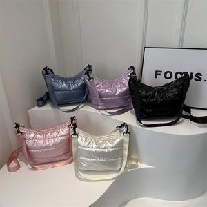 Borse a tracolla trapuntate in nylon lucido nei colori blu, viola, nero, rosa e bianco