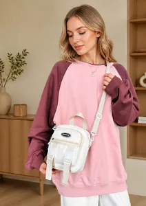 Vooraanzicht van witte mini nylon schoudertas met dubbele gespen en FASHION-logo