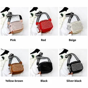 Vue détaillée de petits sacs carrés avec strass disponibles en six coloris différents
