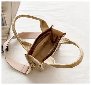 Detailansicht der beigen Cordtasche mit Reißverschlussfach und geräumigem Innenraum
