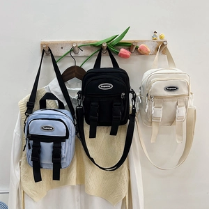 Drie Koreaanse nylon mini schoudertassen in lichtblauw, zwart en beige kleuren