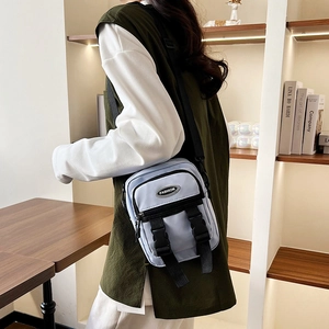 Lichtblauwe nylon crossbody tas met verstelbare brede zwarte schouderriem voor dames