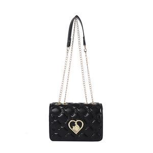 Schicke schwarze Stepptasche mit herzförmiger Goldschnalle und elegantem Kettenriemen