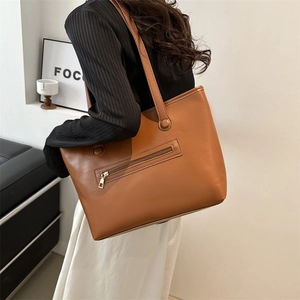 Grande borsa tote in pelle marrone con tasca posteriore funzionale con cerniera