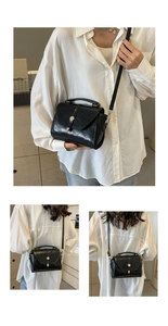 Gros plan d'un sac à bandoulière noir rétro avec boucle dorée et texture en cuir lisse