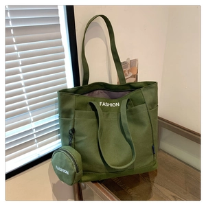 Detalle de bolso tote de lona verde militar con estampado y monedero pequeño