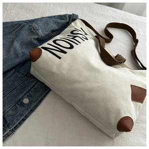Détail du grand sac cabas en toile avec bandoulières marron et imprimé fashion sur tissu
