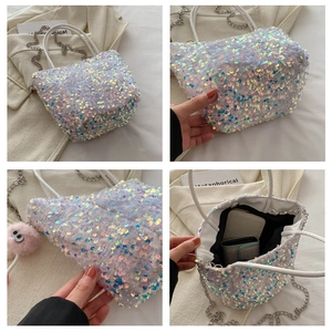 Vues détaillées du sac à paillettes montrant l'éclat arc-en-ciel, la chaîne et la capacité