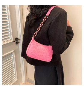 Schultertasche mit rosa Krokodilmuster und schicker Gold- und Acrylkette