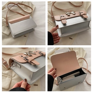 Vue détaillée du sac bandoulière argent et rose avec nœud en métal et intérieur