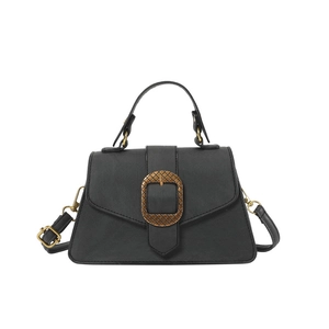Sac à bandoulière vintage noir avec boucle dorée texturée et bandoulière réglable sur blanc