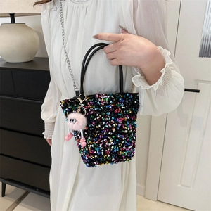 Sac à main en paillettes colorées avec poignée noire et pendentif en peluche rose