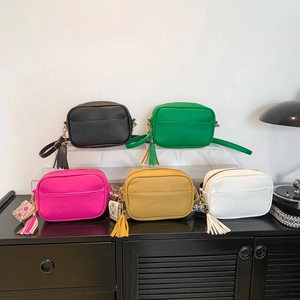 Borsa a tracolla retrò con ampia tracolla in tessuto e nappe in cinque colori