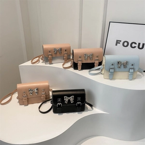 Mini sacs bandoulière tendance avec nœuds métalliques et doubles boucles en cinq couleurs