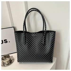 Detalle del patrón circular geométrico y la textura en el bolso tote grande