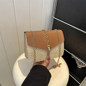 Sac bandoulière d'été en paille tissée pour femme avec rabat en cuir brun et chaîne