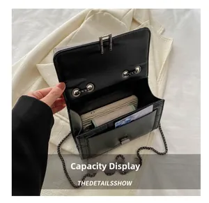 Vue intérieure d'un sac matelassé noir montrant la capacité pour téléphone et cartes