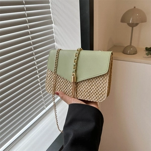 Sac à bandoulière en paille avec rabat en cuir vert clair et pompon doré chic